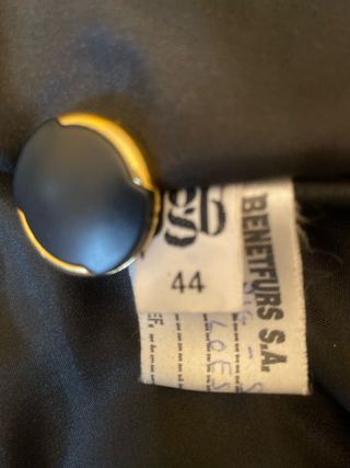 Abrigo de cuero negro con cuello y puños de pelo