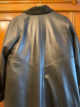 Abrigo de cuero negro con cuello y puños de pelo