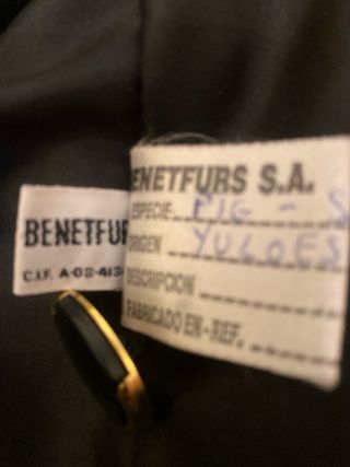 Abrigo de cuero negro con cuello y puños de pelo