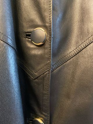 Abrigo de cuero negro con cuello y puños de pelo