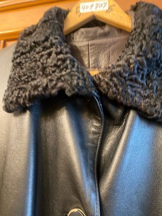 Abrigo de cuero negro con cuello y puños de pelo