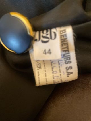 Abrigo de cuero negro con cuello y puños de pelo