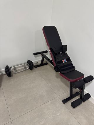 Banca regulable, chaleco y pesas