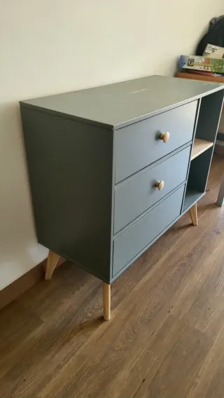 Cómoda de madera con cajones