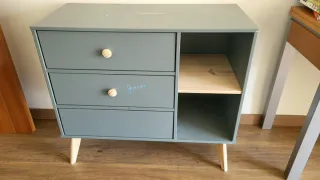 Cómoda de madera con cajones
