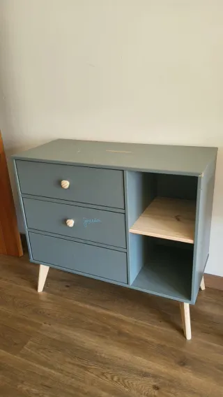 Cómoda de madera con cajones