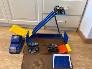 Camión Transportador Monster Jam con 4 Coches