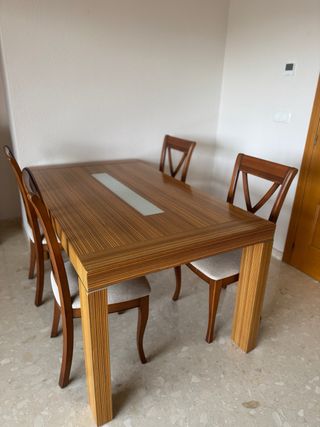 Mesa extensible de comedor de madera y cristal