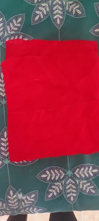 Pañuelo rojo con bordado floral