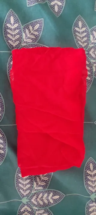 Pañuelo rojo con bordado floral