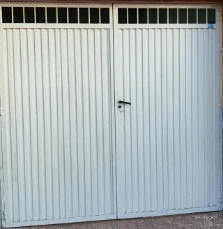 Puerta de cochera de hierro. En buen estado.