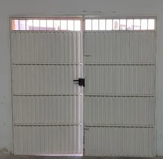 Puerta de cochera de hierro. En buen estado.