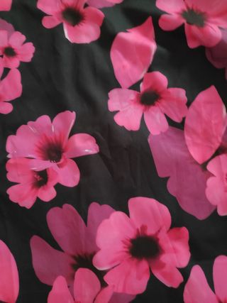 Blusa Shein floral negra y fucsia