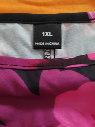 Blusa Shein floral negra y fucsia