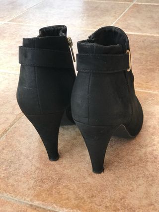 Botines negros de Sfera.