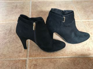 Botines negros de Sfera.