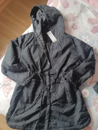 Abrigo fino tipo chubasquero Talla 46