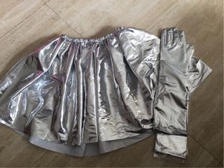 Falda y guantes plateados carnaval disfraz