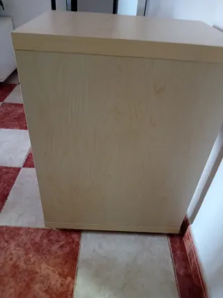 Mesita auxiliar beige y blanca c8n ruedas