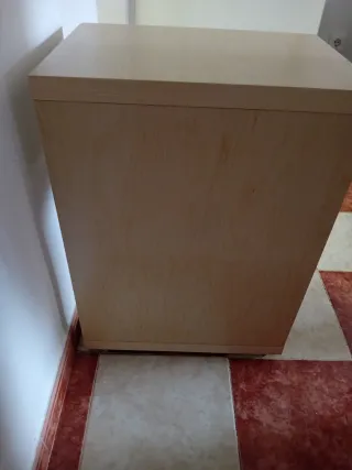 Mesita auxiliar beige y blanca c8n ruedas