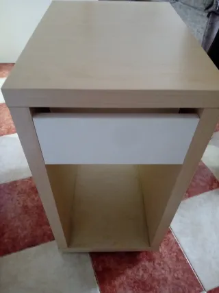 Mesita auxiliar beige y blanca c8n ruedas