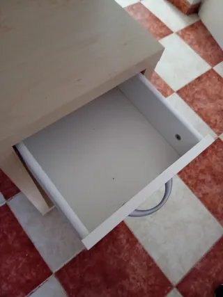 Mesita auxiliar beige y blanca c8n ruedas