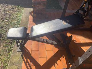 Rack de fitness con banco,  barra, discos bumpers