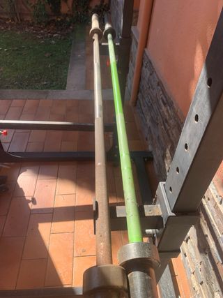 Rack de fitness con banco,  barra, discos bumpers