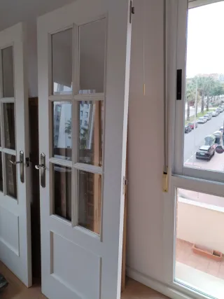 Puerta madera maciza lacada/blanco cristalera/marc