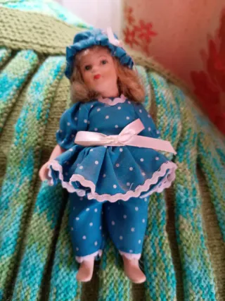 Muñeca de porcelana azul con lunares