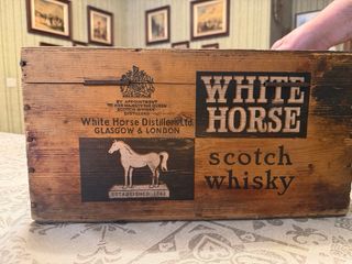 Caja de madera White Horse Whisky