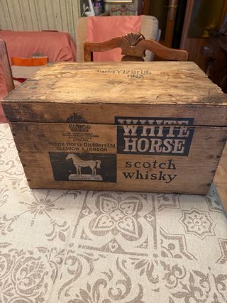 Caja de madera White Horse Whisky