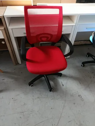 Escritorio y sillas. Nuevo Desde 30e