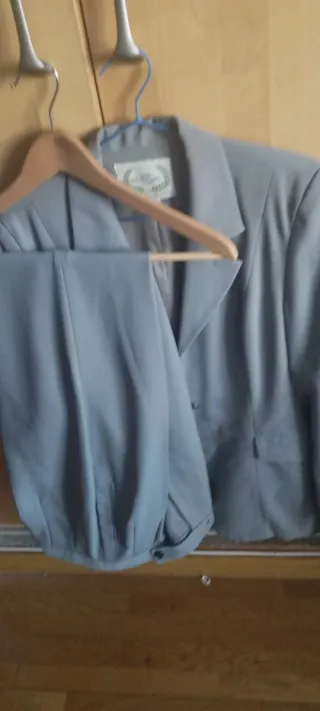 Traje pantalón gris, comprado en El Corte Inglés