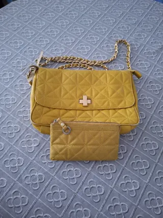 Bolso amarillo con cartera