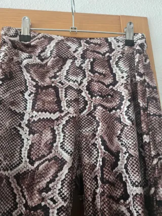 Conjunto camisa blanca y pantalón estampado