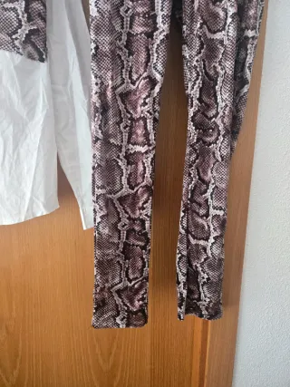 Conjunto camisa blanca y pantalón estampado