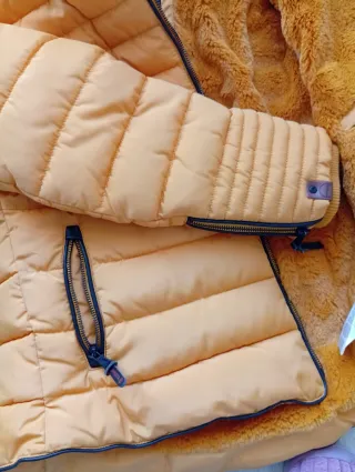 Anorak amarillo con capucha