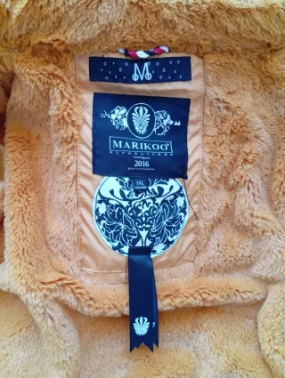 Anorak amarillo con capucha