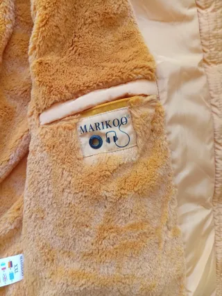 Anorak amarillo con capucha