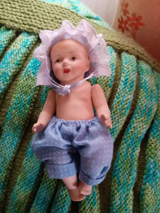 Muñeco de porcelana bebé con traje