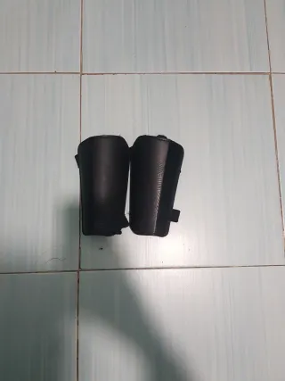 Espinilleras Fútbol Negras de marca kipsta