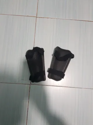 Espinilleras Fútbol Negras de marca kipsta