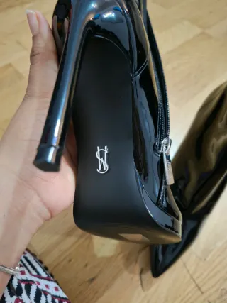 Botines charol tacón aguja punta fina