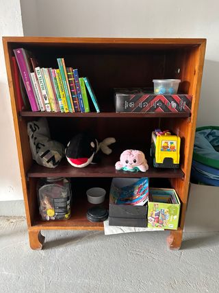 Se regala Mueble de madera maciza con 3 baldas