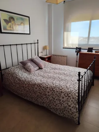 Armario, cómoda, mesitas rústicas, cama de forja