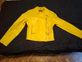 Chaqueta cuero amarilla