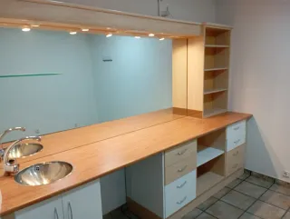 Mueble de estética con lavabo doble