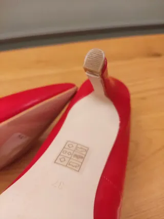 Zapatos de tacón Guess rojos sin estrenar