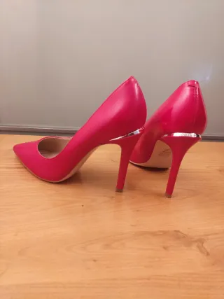 Zapatos de tacón Guess rojos sin estrenar